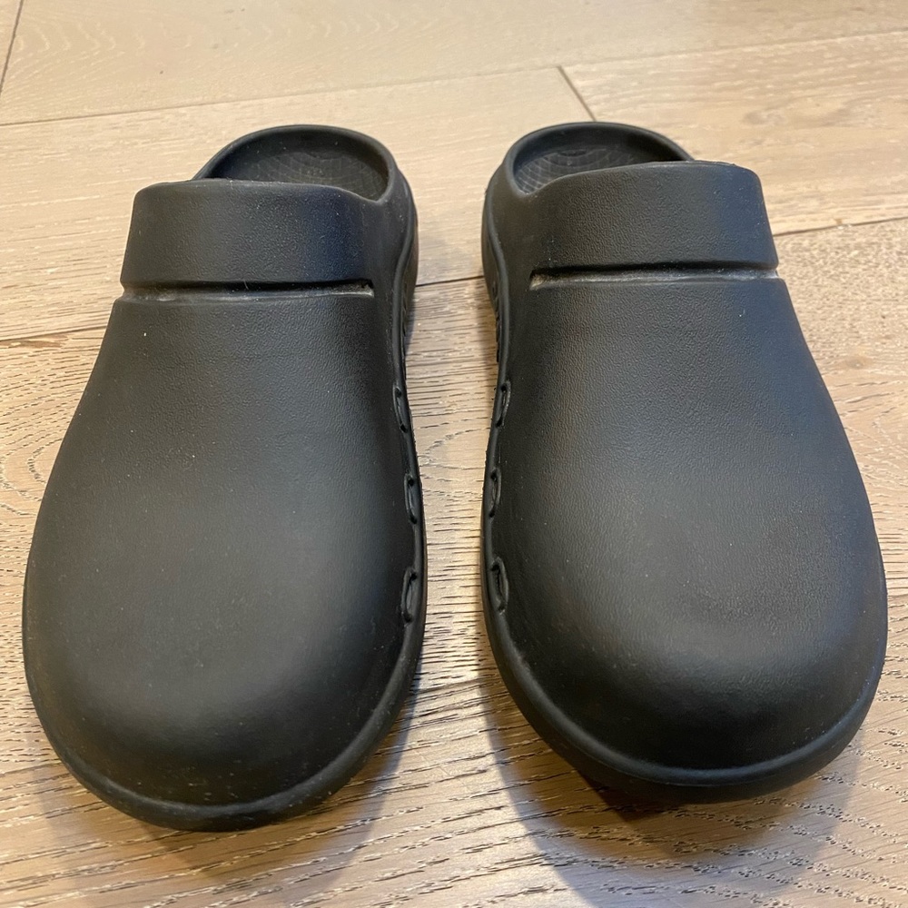 Oofos shoes - black size 10